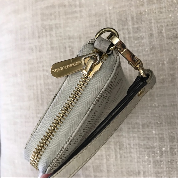 Michael Kors Smartphone Wristlet - Picture 4 of 8